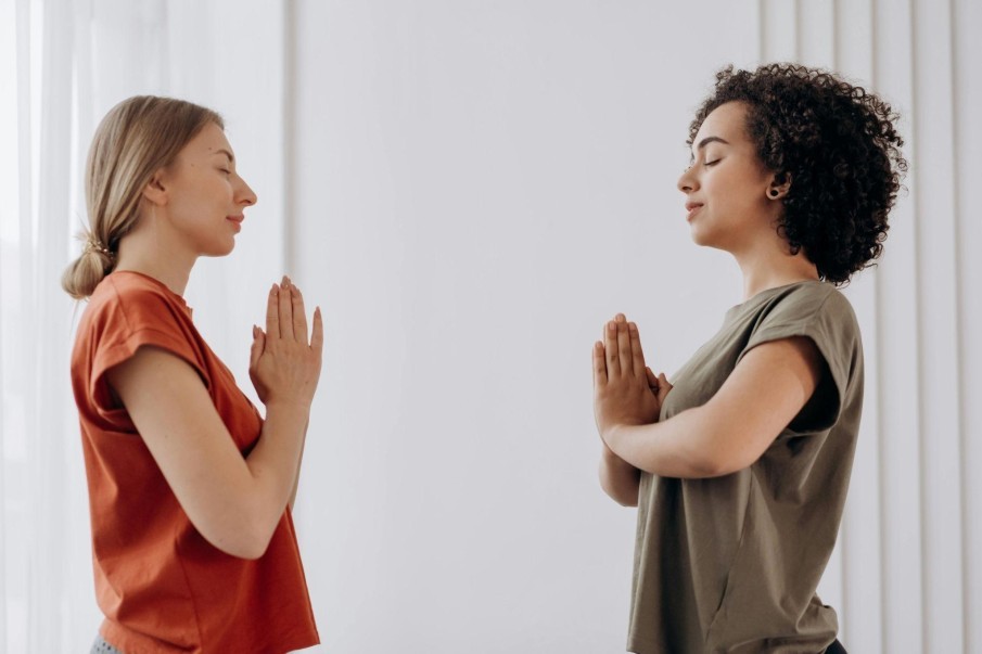 Clases de yoga a domicilio: beneficios y consejos para empezar