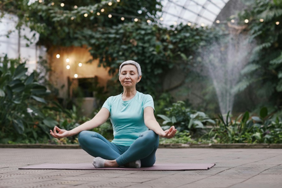 Yoga para adultos mayores: beneficios y ejercicios recomendados